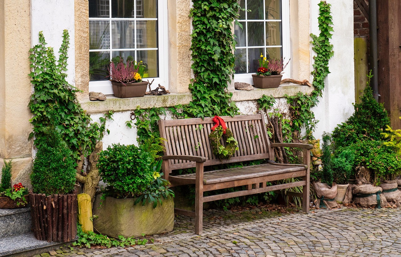 Metal, Wood, or Resin? Matching Material to Your Actual Garden